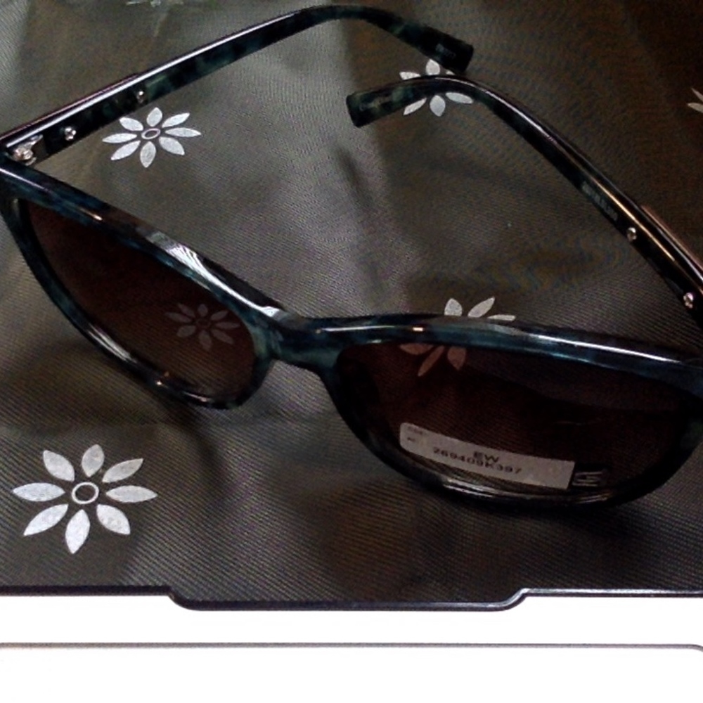 Woman"s Foster Grant Green Sunglasses